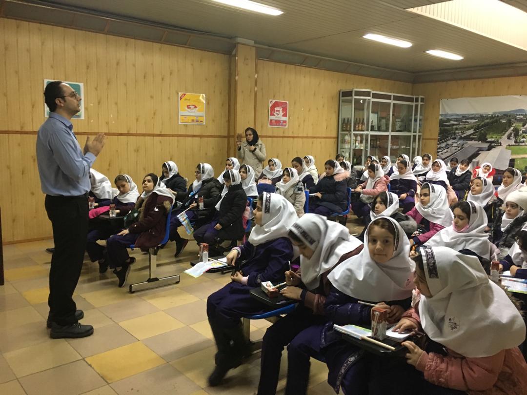 بازديد دانش آموزان پایه سوم و چهارم دبستان باران اندیشه از كارخانه توليد شير پگاه گيلان